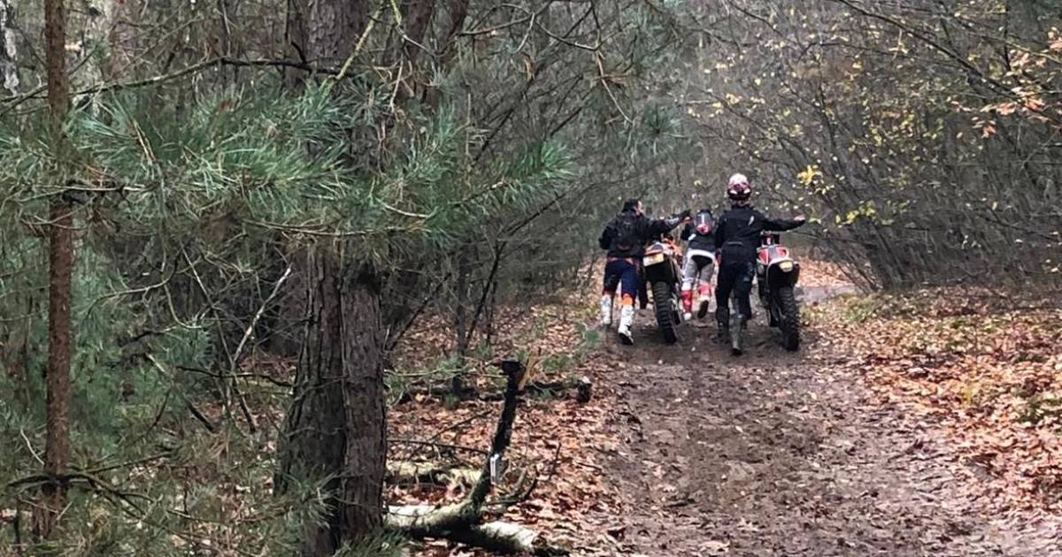 Acht motorcrossers krijgen in totaal 21 processen-verbaal;.