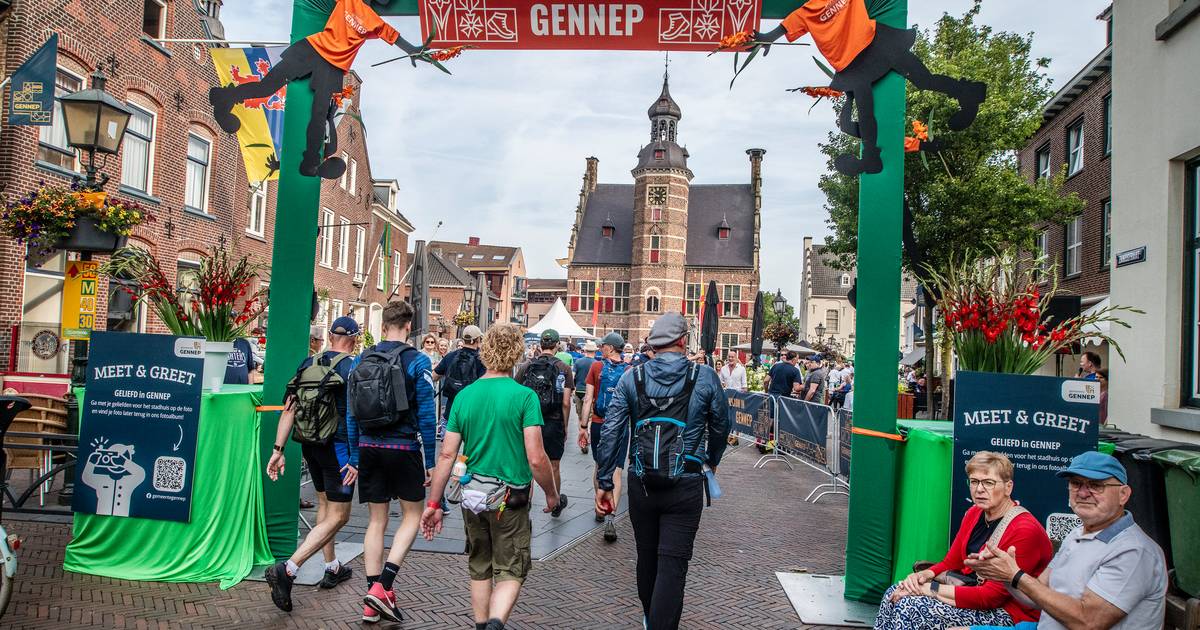 Zweetsporen en zanglust tijdens 50-kilometertocht: Vierdaagse brengt euforie in Gennep en Ottersum
