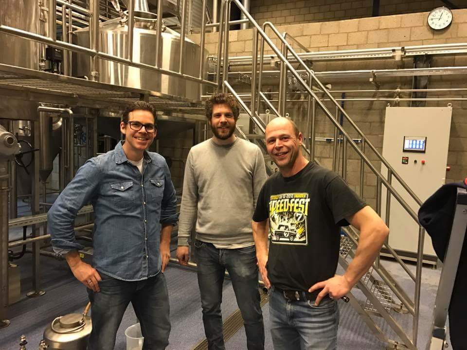 Van links naar rechts: Hans Vermeulen en Roger Omers (die samen Witte Anker hebben opgericht) en Joppe de Bres (van Bierbrouwerij Breda waar het brouwsel van Witte Anker wordt gemaakt).