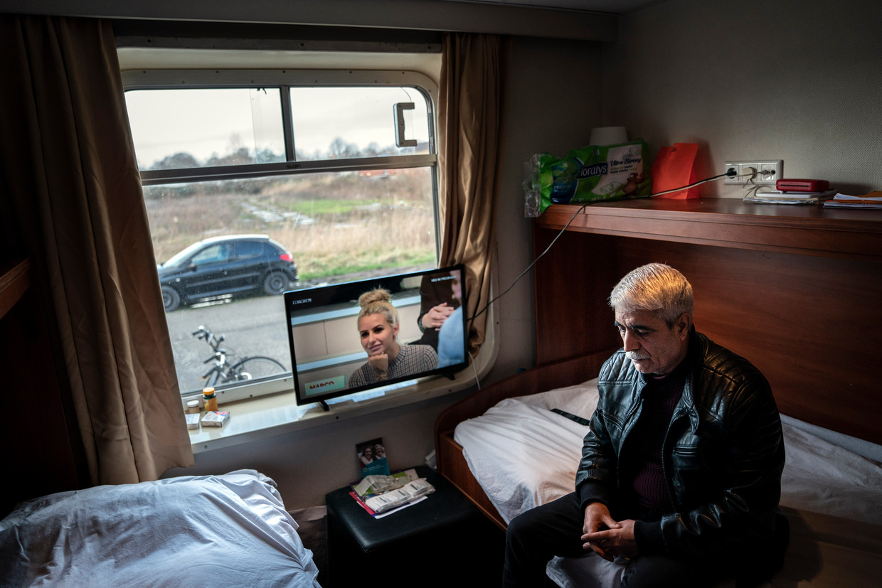 Een gast van Inlia in zijn kamer op de Amanpuri. Beeld Reyer Boxem