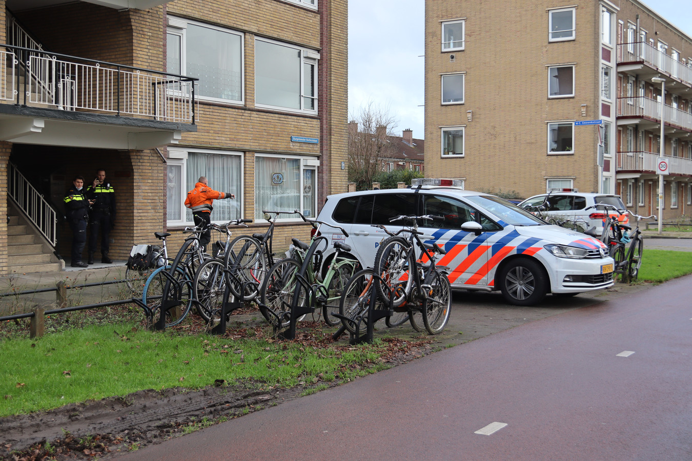 De politie doet onderzoek in de woning, donderdag vlak na de overval in Utrecht Elinkwijk.