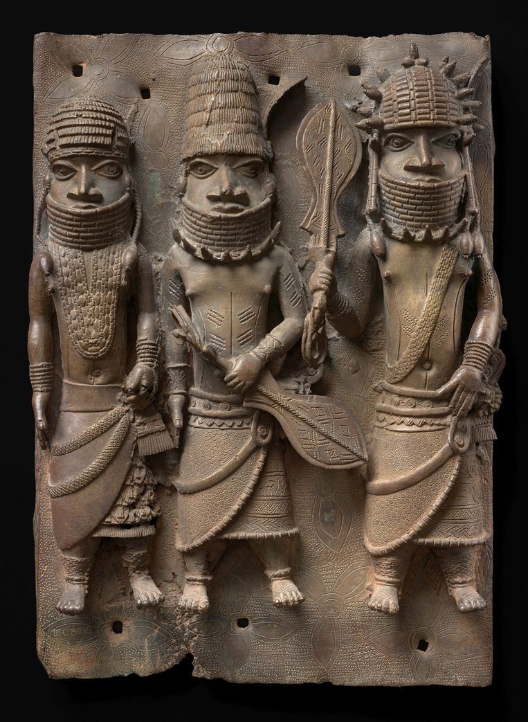 Koning met twee begeleiders (Nigeria, 16de eeuw). Beeld Staatliche Museen zu Berlin, Ethnologisches Museum / Jörg von Bruchhausen