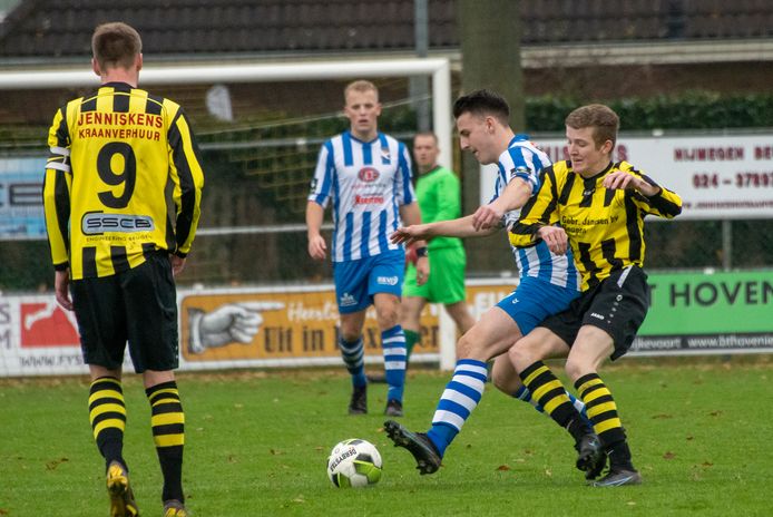 De Zwaluw-speler Jeroen Thoonen schermt de bal af in de derby tegen VIOS'38.