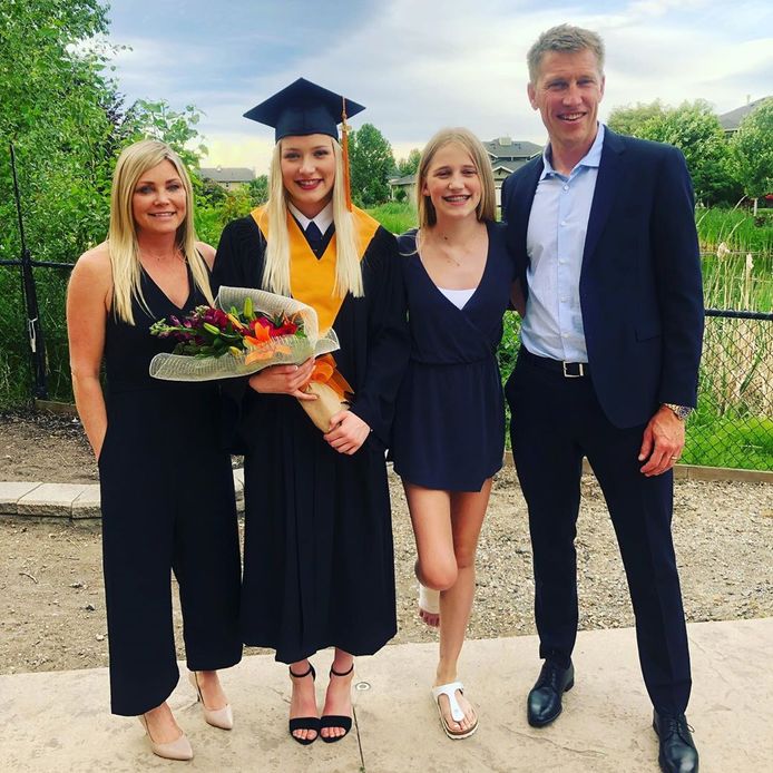 Axel Merckx met Axana die gradueert Athina en Jodi

Instagram

15 juni 2019