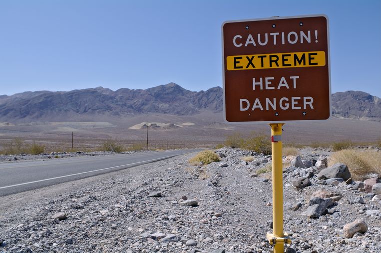 Borden waarschuwen voor de extreme hitte in Death Valley National Park. Beeld Shutterstock