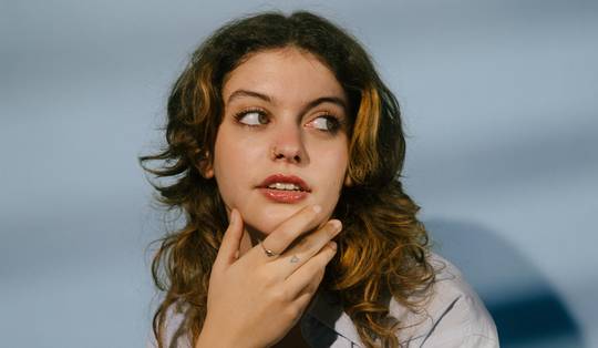 ‘Dat is de enige keer dat ik mijn vader kwaad naar school heb zien bellen’: MNM-ochtendstem Imane Boudadi