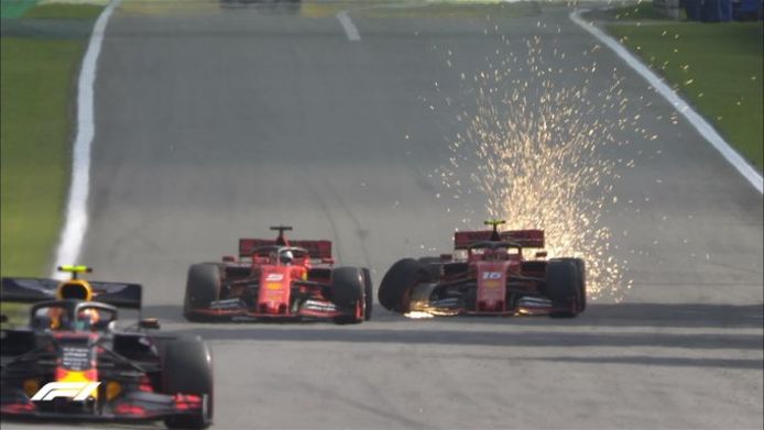 Vettel en Leclerc tikken elkaar aan en schuiven van de baan.