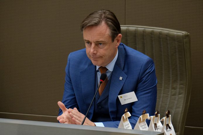 Bart De Wever kondigde vanmiddag aan onderhandelingen op te starten met CD&V en Open  Vld.