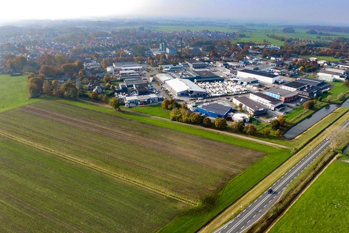 De dorpsrand van Heino. Rechts de N35.