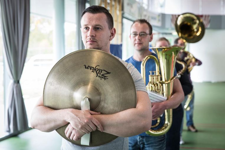 Leden van de Marchingband ATM tijdens de generale repetitie. De drumfanfare zoekt meer jonge leden. 'De fysieke inspanning is zwaar.' Beeld Dingena Mol