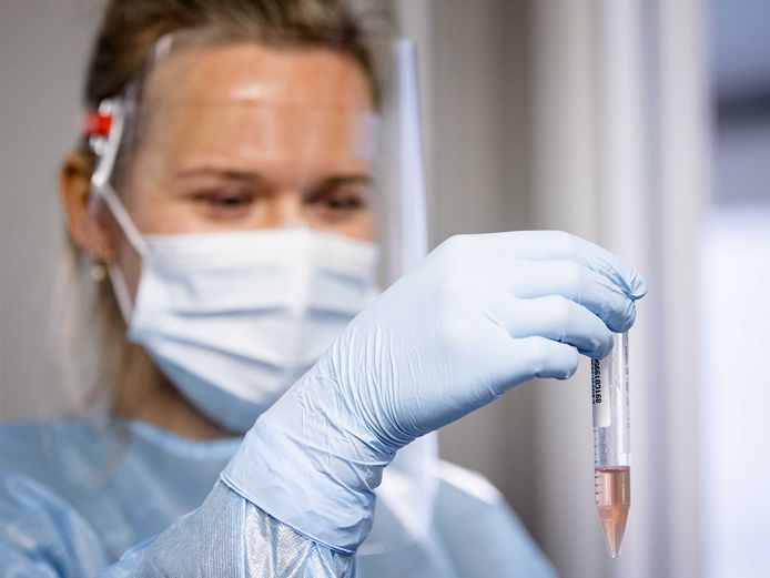 Een GGD-medewerker voert een coronatest uit.