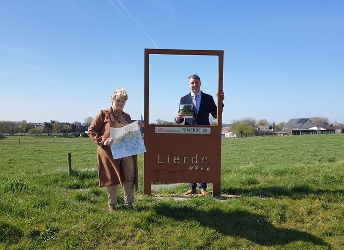 Burgemeester en schepen aan het landschapsvenster in aan het landschapsvenster Sint-Martens-Lierde.