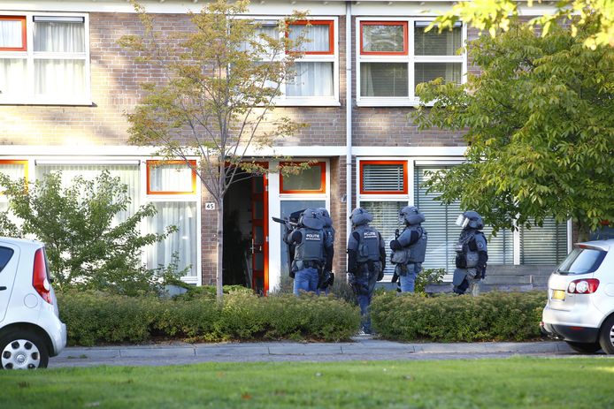 Het arrestatieteam valt een woning binnen in het Gelderse Hattem