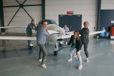 Muziekvereniging Hoeven bouwt hangar om tot theaterzaal: ‘Soldaat van Oranje, maar tikkie kleiner’