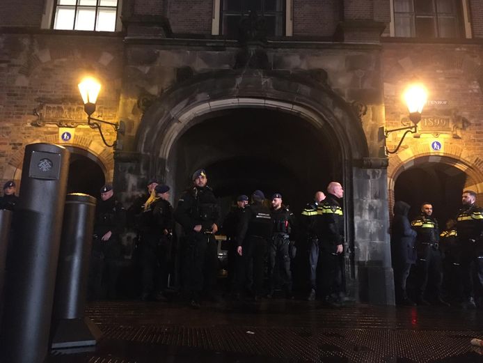 Een stevige politiemacht (met marechaussee) voorkwam dat de boeren het Binnenhof op konden