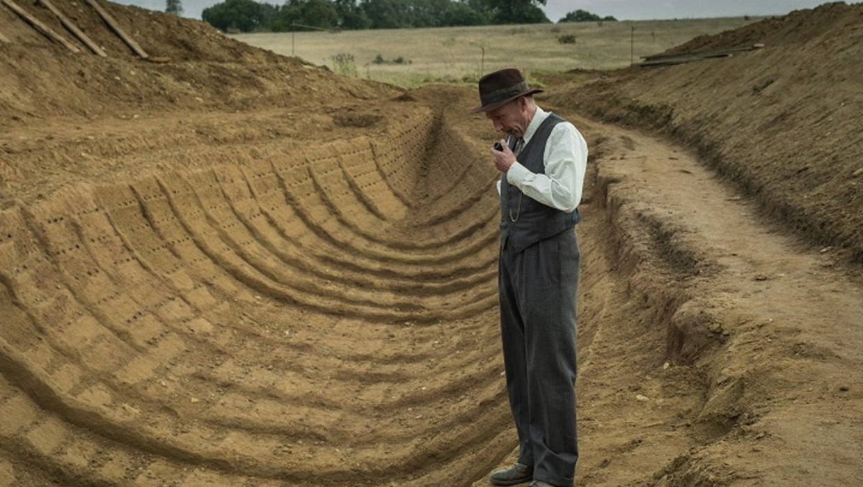 Een scène uit de film 'The Dig', te zien op Netflix. Beeld  