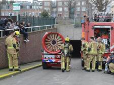 Brandweer zet blusrobot in om parkeergarage aan Van der Neerstraat te ventileren na autobrand