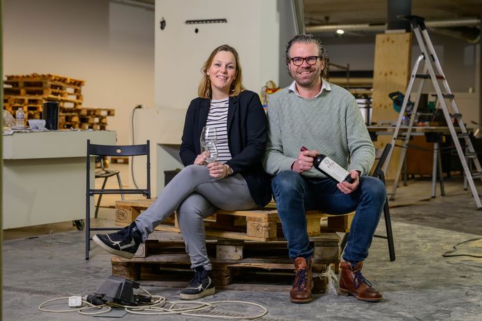 Anne en Lars Weernink van Twents Genot Wijnen en Dranken in hun nieuwe pand een stukje verderop in de Spoorstraat.