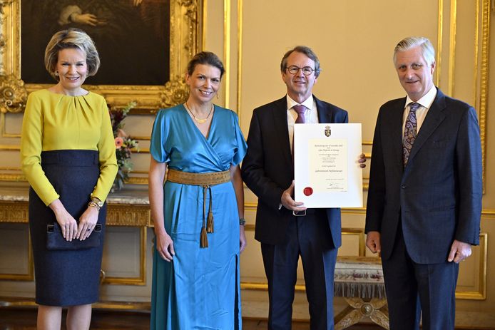 Mathilde consegna i certificati ai fornitori autorizzati a palazzo.