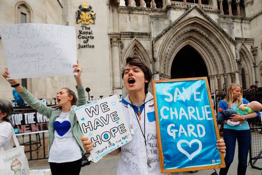 Aan de rechtbank laten mensen die de ouders van Charlie steunen van zich horen.