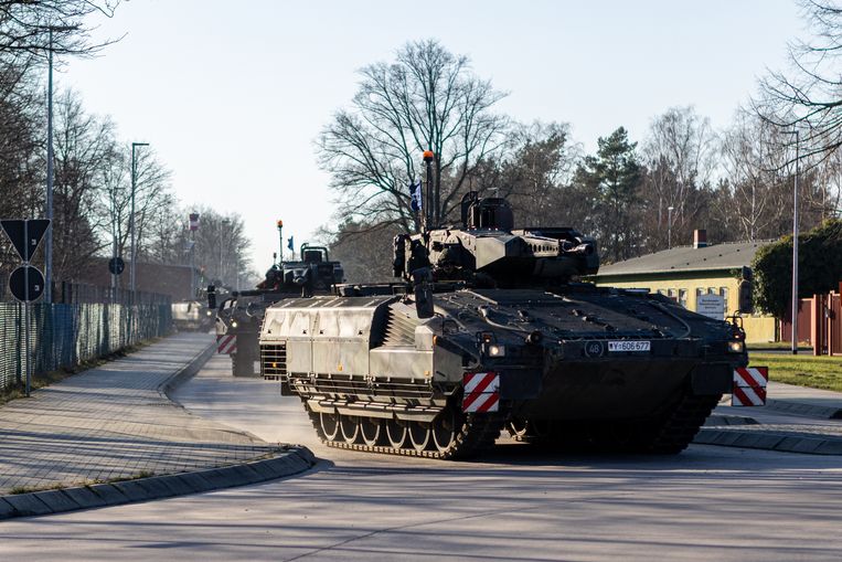 Een pantservoertuig van de Bundeswehr keert woensdag van een oefening terug naar de kazerne in Munster. Beeld Julius Schrank / De Volkskrant 
