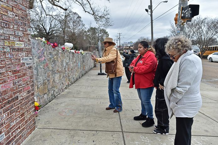 Fans flock to pay their respects to Lisa Marie Presley at Graceland.