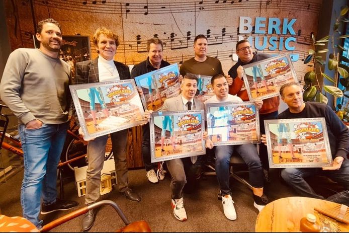 Het team achter dé carnavalshit van 2020 'De Toreador', met de Roosendaalse producers Michel Clerx (uiterst links) en Joris van Dijk(uiterst rechts). Zanger Wilbert Pigmans zit naast Van Dijk. Tweede van links is zanger Jacques Herb, de schrijver van het nummer. Herb zong het origineel uit 1970.