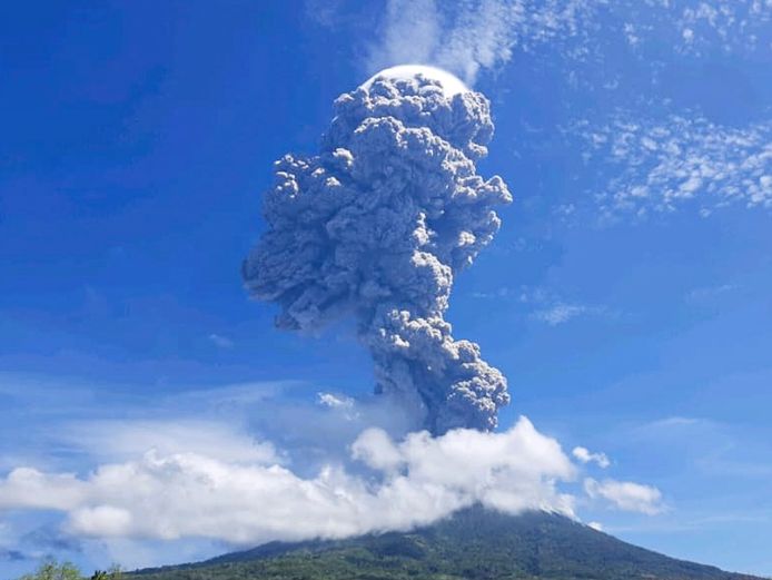 epa08850720 Een bulletinfoto van de Indonesian National Disaster Management Board (BNPB) laat zien dat de berg Eli Lewotolok hete vulkanische as in de lucht spuugt tijdens een uitbarsting van een vulkaan in Lembata, Oost-Nusa Tenggara, Indonesië, 29 november 2020. Uitzenden van aswolken van de berg Eli is gemeld als een verhoging naar Lewotolok tot 4.000 meter, en ongeveer 900 mensen werden geëvacueerd.  EPA / BNPB HANDOUT Handleiding Alleen redactioneel gebruik / Geen verkoop