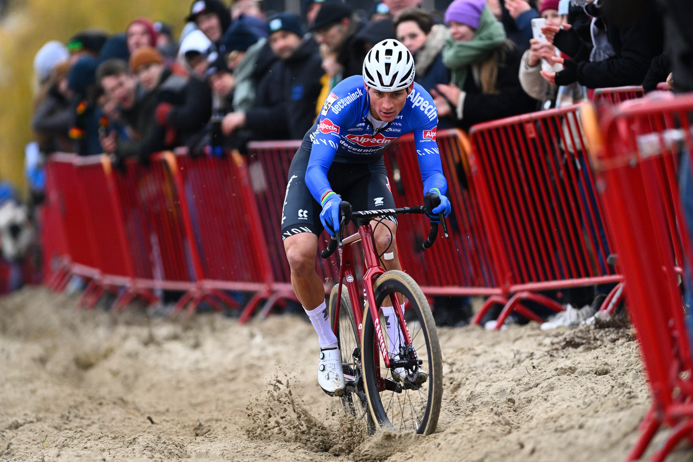 Mathieu van der Poel laat Wout van Aert in eerste duel zijn hielen zien