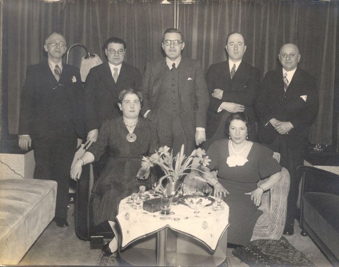 Het bestuur van de Joods culturele vereniging Nut en Genoegen in Amersfoort, 1930. Linksvoor Clara van Zuiden-Van Beek. Haar woning aan de Barchman Wuytierslaan werd in 1942 door de Duitsers gevorderd.