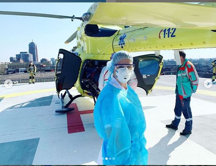 Het personeel van het MST haalt coronapatiënten uit het zuiden van Nederland op met een speciaal ingerichte helikopter.