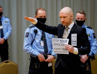Noorse massamoordenaar Anders Breivik wil vervroegde vrijlating en verschijnt op proces met Hitlergroet