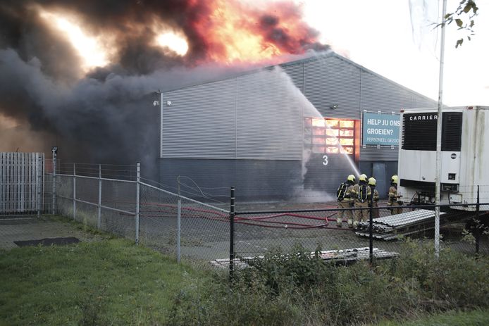 Bij een grote brand aan de straat Transportcentrum in Beugen.