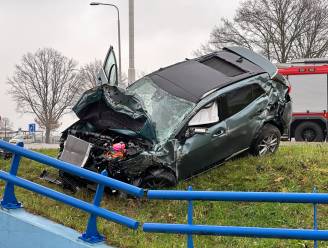 Auto botst tegen fietstunnel bij Sint-Michielsgestel, weg bezaaid met brokstukken