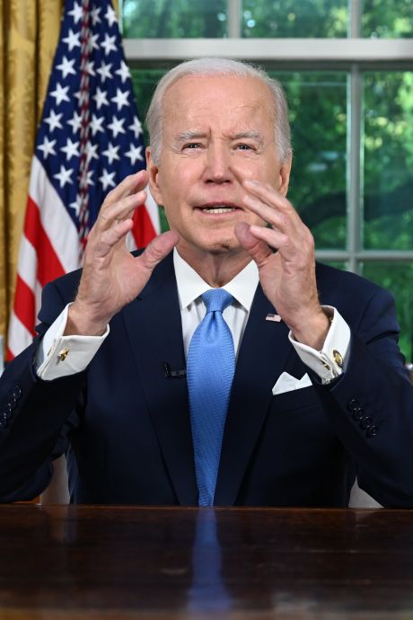 Biden se félicite d’avoir évité un “catastrophique” défaut de paiement américain