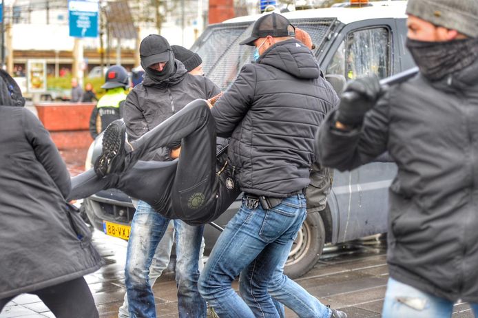 Relschopper wordt hardhandig aangepakt.