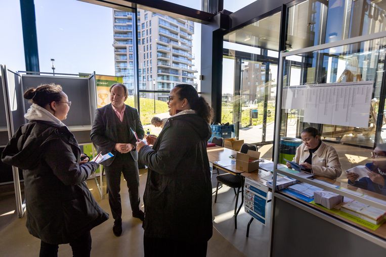 De nieuwe burgemeester Hein van der Loo, bezoekt het stembureau in winkelcentrum de Duinhal in Almere. Beeld Herman Engbers