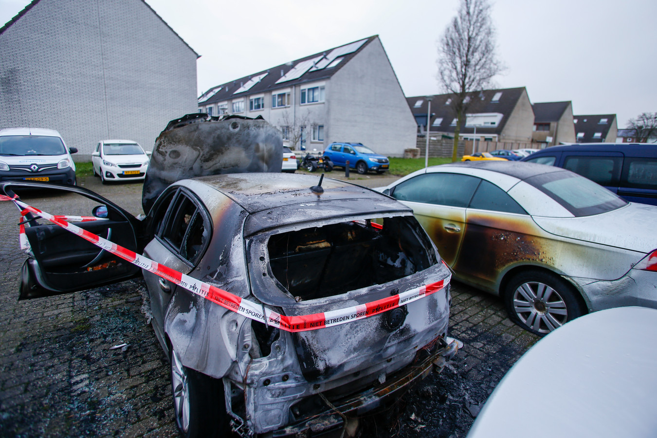 Brand verwoest geparkeerde auto in Zwijndrecht Foto AD.nl