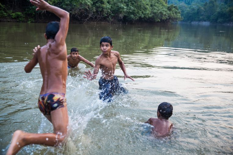 In Panorama, een dorpje waar het merendeel van de 58 Karipuna’s woont,  spelen kinderen in de rivier. Beeld Marlena Waldthausen