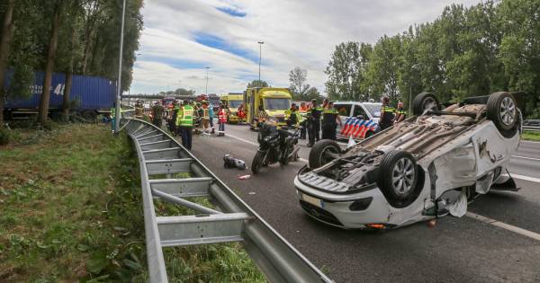 Vrachtwagenchauffeur zwaargewond bij ongeluk op A16.