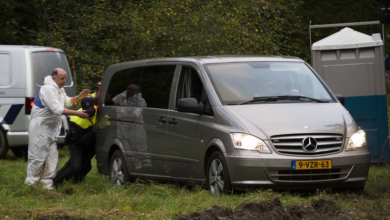 Een lijkwagen bij het stoffelijk overschot. Beeld anp