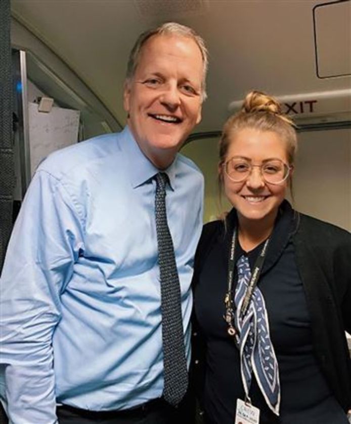 CEO van American Airlines Doug Parker en stewardess Maddie Peters.