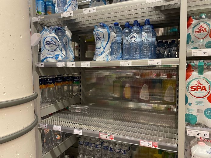 Lege schappen in Schijndelse supermarkt. Mensen slaan bronwater in na legionellabesmettingen.