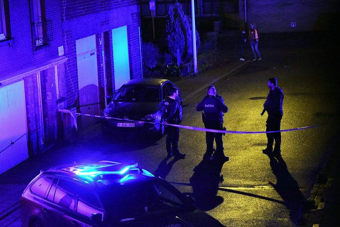 Explosie in de Arsenaalstraat in Menen. De politie hield zwaarbewapend een oogje in het zeil.