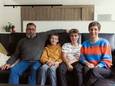 Papa Kurt, Pim (14), Bas (16) en mama Katrien. Beide broertjes lijden aan dezelfde ziekte, maar jongere broer Pim heeft veel minder last.