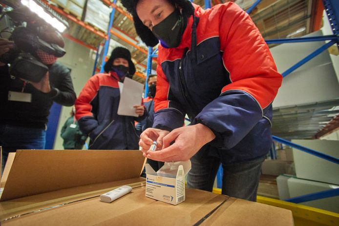 Na de aankomst van het Janssen-vaccin wordt de lading gecontroleerd en bij -20 graden opgeslagen bij Movianto in Oss.