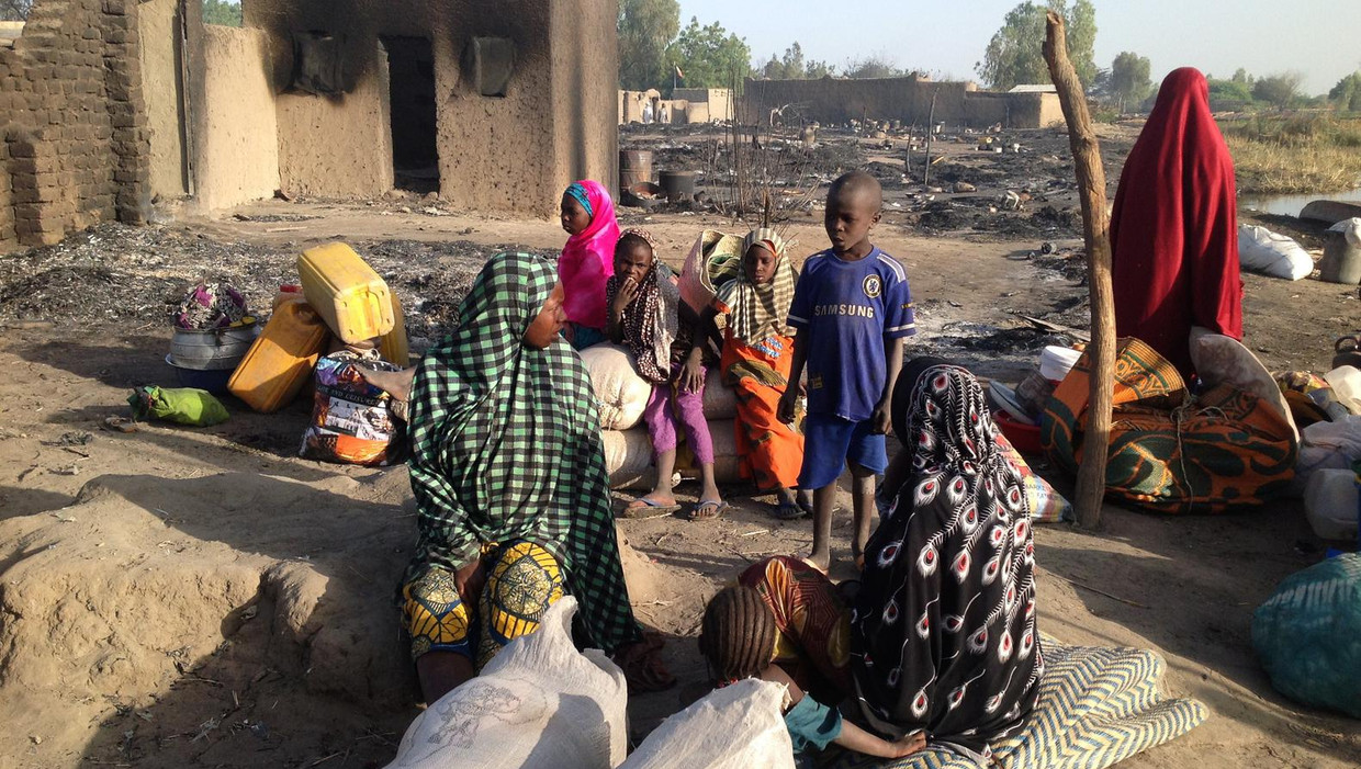 Na een aanval van Boko Haram op hun dorp in 2015 moesten de inwoners van het dorp Nougboua aan de oevers van het Tsjaadmeer vluchten. Beeld anp