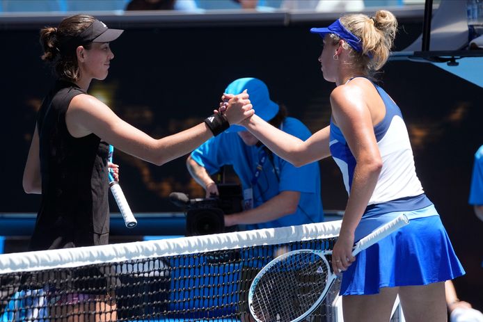 Elise Mertens riceve le congratulazioni da Garbine Muguruza dopo la partita.