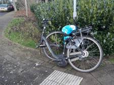 Fietsster gewond door botsing met busje in Renkum, E-bike doormidden gebroken