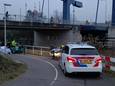 De gewonde fietser krijgt hulp op de route onder de Energiebrug in Doetinchem.